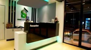 uma recepção num quarto com um carro na parede em Siamgrand Hotel em Ban Nong Saeng