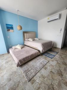 En eller flere senge i et værelse på Suite Blue - Rodadero Sur + 14 billeder