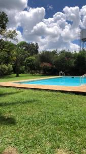 Bazén v ubytování Olerai field nebo v jeho okolí