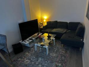 ein Wohnzimmer mit Sofa und Tisch in der Unterkunft Room for Rent Prime Location in Manchester