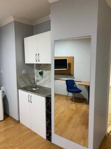 Una cocina o cocineta en Heraldic Room Hotel