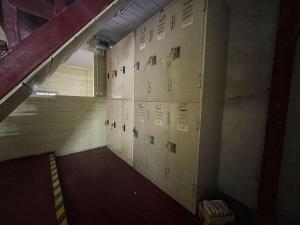 una habitación con un montón de taquillas en la pared en Happy Hope Khao San, en Bangkok