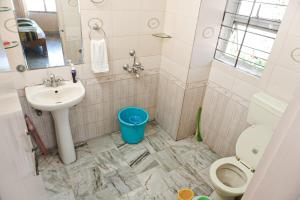 Ένα μπάνιο στο Rooftop Cityscape Inn +22 φωτογραφίες