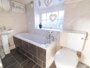 Et badeværelse på Woodland Cottage + 24 billeder