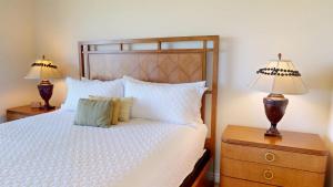 um quarto com uma cama com 2 candeeiros em mesas de cabeceira em ❤PiH❤MAJESTIC OCEANOcean Views Stunning Mauna Kea Resort Best Beaches Bikes em Hapuna Beach mais 29 fotografias