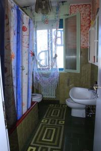 パドヴァにあるB&B Alla Stazione Di Padovaのバスルーム(トイレ2つ、洗面台、窓付)