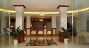 Un vestíbulo con plantas en macetas en un edificio. en HOTEL STAR 39, en Ho Chi Minh