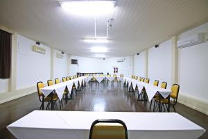 una sala de conferencias con mesas y sillas. en Samba Angra dos Reis, en Angra dos Reis