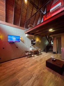 马拉维拉SOLUNA BEACH RESORT的建筑物内一个大房间，里面有一张桌子和一条楼梯。