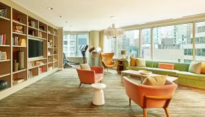 芝加哥凯悦中心芝加哥壮丽大道酒店的客厅配有橙色椅子和绿色沙发