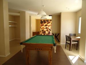 a pool table in the middle of a living room at Apartamento Campos dos Goytacazes de 3 quartos com ar condicionado in Campos dos Goytacazes