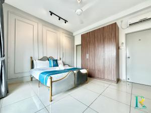 Una cama o camas en una habitación de Seasons Luxury Apartment By RR JBcity