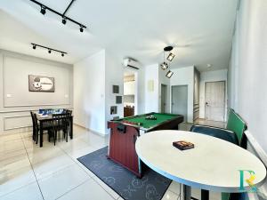 Un lugar para sentarse en Seasons Luxury Apartment By RR JBcity