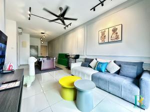 Una televisión o centro de entretenimiento en Seasons Luxury Apartment By RR JBcity