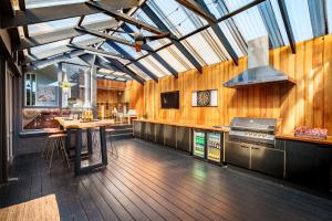 Køkken eller tekøkken på Ocean Grove Luxe Retreat with Pool, Spa and Sauna