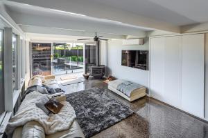 Et opholdsområde på Ocean Grove Luxe Retreat with Pool, Spa and Sauna