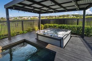 Swimmingpoolen hos eller tæt på Ocean Grove Luxe Retreat with Pool, Spa and Sauna