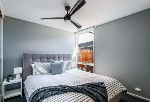 En eller flere senge i et værelse på Ocean Grove Luxe Retreat with Pool, Spa and Sauna