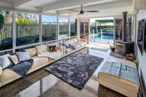 Swimmingpoolen hos eller tæt på Ocean Grove Luxe Retreat with Pool, Spa and Sauna + 20 billeder