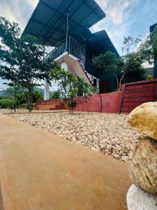 un edificio con una pasarela delante de él en Breeze Heven, en Matale