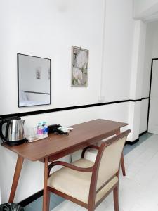 Фотография из галереи XX GO INN MRT Hua Lamphong - วัดไตรมิตร в городе Samphanthawong