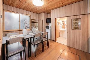 Televiisor ja/või meelelahutuskeskus majutusasutuses Sky Tree Stay Hotel 5 8-minute walk from Yahiro Station 3-minute train ride to Tokyo Skytree Station