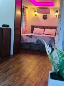 Un dormitorio con una cama con luces rosas. en Breeze Heven, en Matale 7 fotos más