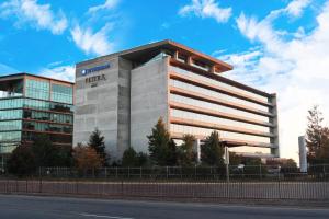 Un edificio alto con un cartel al costado. en Wyndham Concepcion Pettra, en Concepción