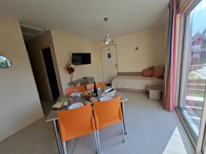 a room with a table and chairs and a living room at cottage Le Vau15 in Chaveignes