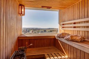 Una sauna con una ventana y pan en un estante. en Wyndham Concepcion Pettra, en Concepción