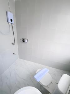 Ванная комната в XX GO INN MRT Hua Lamphong - วัดไตรมิตร +43 фотографии