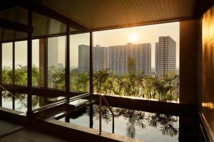 チカランにあるISORAS CIKARANGの建物のバルコニーから市街の景色を望めます。