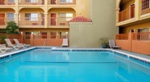 a large swimming pool with chairs and a building at Hotel Solaire Los Angeles in Los Angeles +40 photos