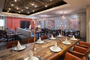 Un comedor con una gran mesa y sillas de madera. en Celuisma Playa Dorada All Inclusive, en Sampiño