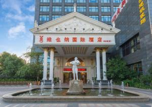 una estatua frente a un edificio con una fuente en Vienna International Shanghai Nanxiang, en Chenjiahang