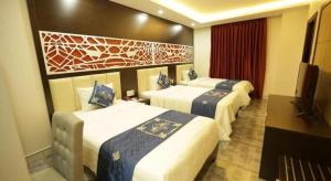 Giường trong phòng chung tại Tuong Minh Hotel +85 ảnh