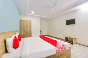 ein Schlafzimmer mit einem Bett und einem Fernseher an der Wand in der Unterkunft Hotel O R Squre Inn in Hyderabad + 26 Fotos