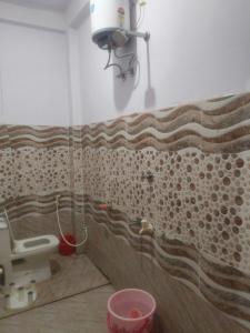 ein Badezimmer mit Toilette und Waschbecken in der Unterkunft Shree mangalam lnn in Prayagraj