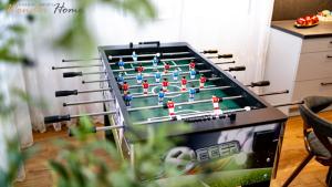 a foosball table in a living room at Wonder Home - Domki Hillside tuż przy stoku narciarskim - na terenie kompleksu plac zabaw i zewnętrzna siłownia, sklep, parking in Karpacz