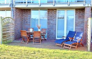 un patio con sillas, una mesa y una mesa con sillas en Gaffelschoner - ABC613, en Hohen Wieschendorf