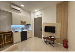 Η κουζίνα ή μικρή κουζίνα στο Bay Suite at Kota Kinabalu - 8Avenue