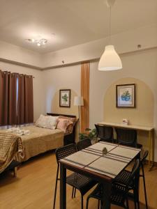 Una cama o camas en una habitación de K&C Suite 17 fotos más