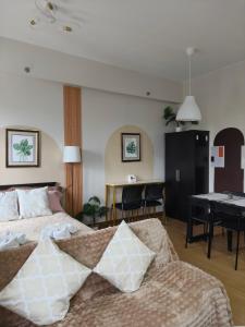 Una cama o camas en una habitación de K&C Suite