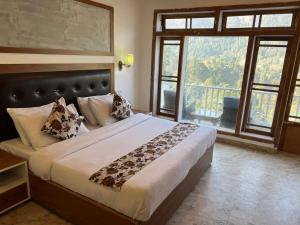 Ένα ή περισσότερα κρεβάτια σε δωμάτιο στο The Naini Inn By ASPien Hotels