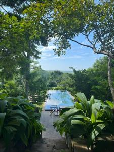 NikawatawanaにあるMaligathennaのピクニックテーブルと木々のあるプールの景色