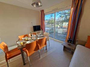 a dining room with a table and chairs and a window at Cottage Rubens 11 2chambres calme in Chaveignes