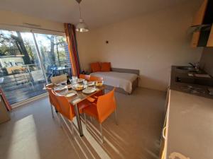 a room with a table and chairs and a bed at Cottage Rubens 11 2chambres calme in Chaveignes