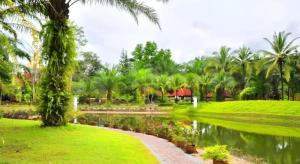 Κήπος έξω από το Phatad Valley Hotel