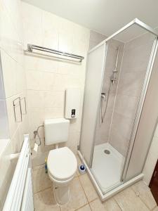 Et badeværelse på Bungalow im Garten in Wiek