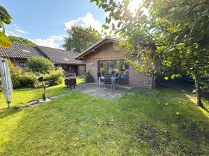 En have udenfor Bungalow im Garten in Wiek